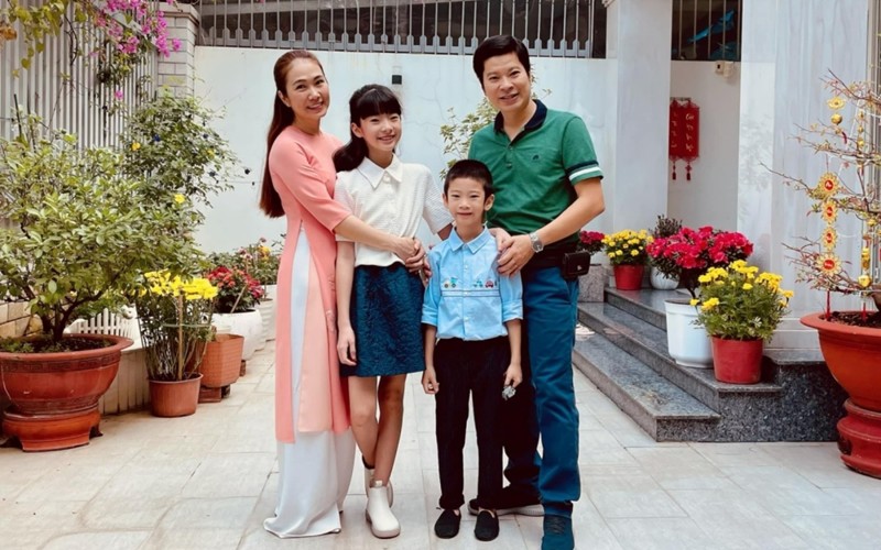 MC Thanh Thảo Hugo đang có tổ ấm viên mãn bên ông xã doanh nhân Thái Kim Sơn và 2 con có biệt danh là Dâu, Bòn Bon. Gia đình cô sống trong một căn nhà sang trọng tại Quận 7, TP.HCM.
