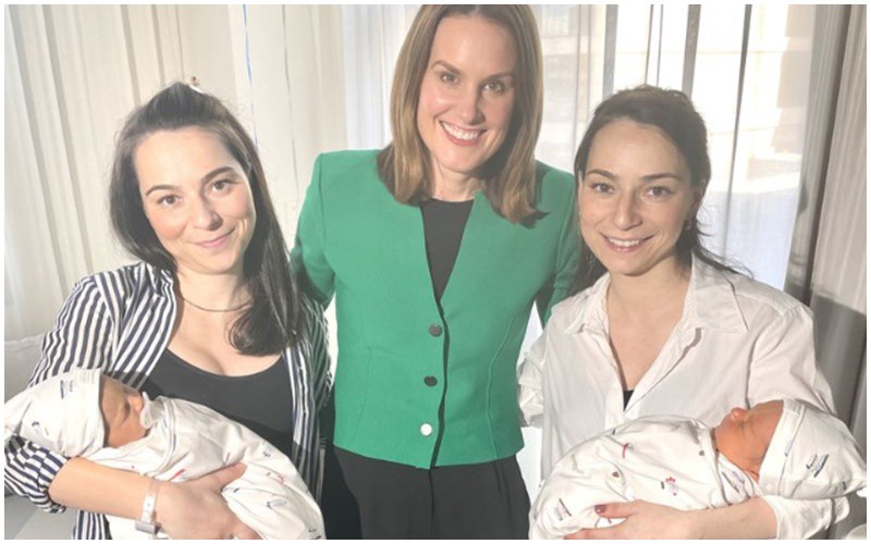 Cặp song sinh giống hệt nhau Gillianne Gogas và Nicole Patrikakos đến từ nước Úc đều sinh con trong cùng một ngày, tại cùng một bệnh viện. 
