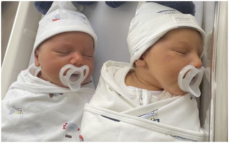 Hai đứa trẻ của cặp song sinh chỉ chào đời cách nhau 5 tiếng đồng hồ. Cả hai em bé có cùng cân nặng 3,5kg.
