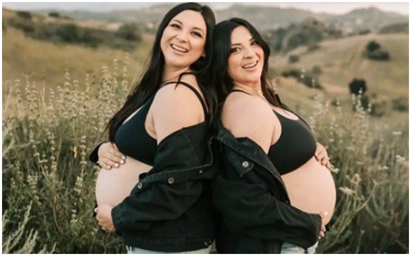 Cặp chị em song sinh Jill và Erin (30 tuổi, đến từ Mỹ) đã cùng đón con đầu lòng trong cùng một ngày. Cả hai đều sinh thường.
