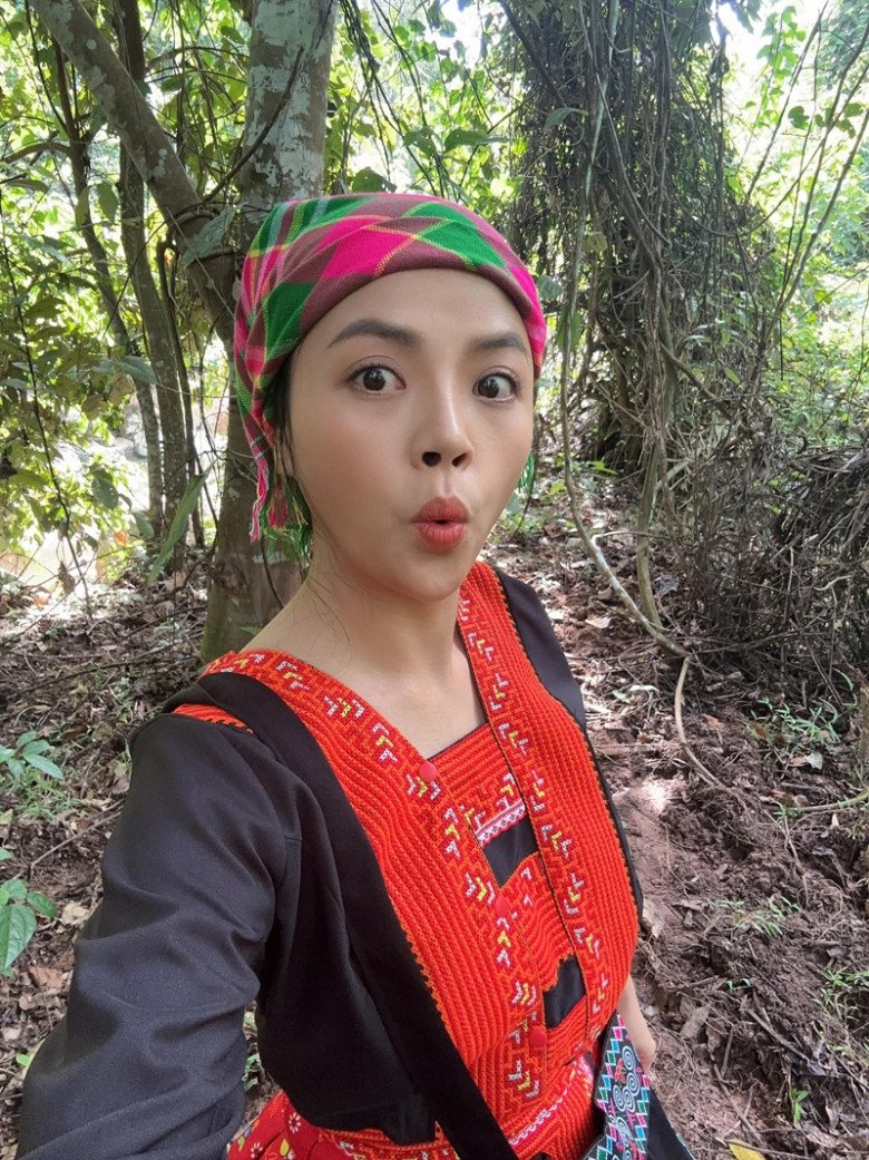 View - Bố chồng quốc dân của Gia Đình Mình Vui Bất Thình Lình khoe con gái rượu dễ thương, danh tính quá quen