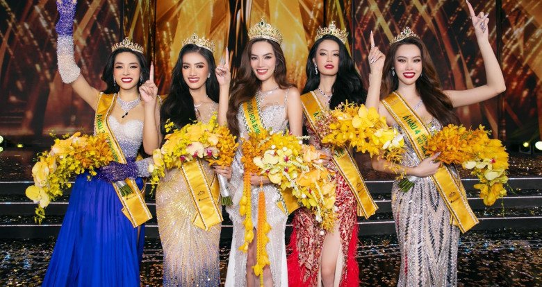 View - Mẹ ruột Tân Hoa hậu Hoàng Phương từng muốn bán nhà để con đi thi, chị gái khóc nức nở trong đêm Chung kết