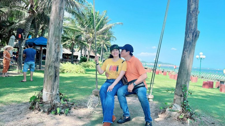 View - Ngoài 40 tuổi mới cưới vợ kém 8 tuổi, U50 Cao Minh Đạt vẫn mong chờ một đứa con sau 7 năm kết hôn