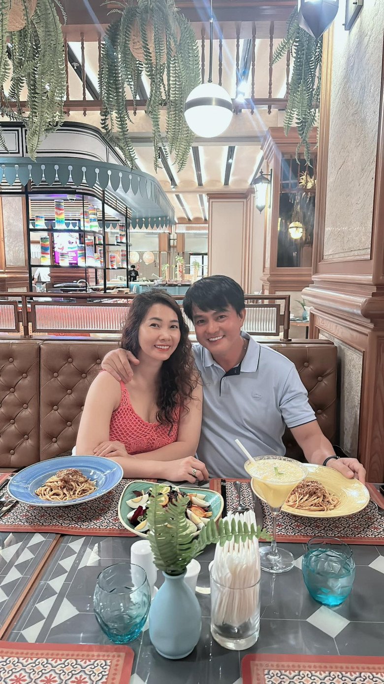 View - Ngoài 40 tuổi mới cưới vợ kém 8 tuổi, U50 Cao Minh Đạt vẫn mong chờ một đứa con sau 7 năm kết hôn