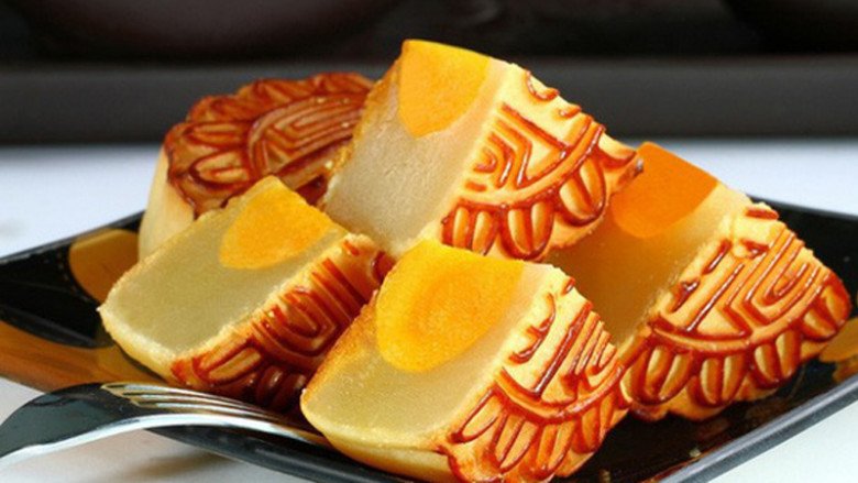Bánh trung thu đã được bán đầy trên phố, mẹ bầu nên ăn thế nào cho tốt? - 1