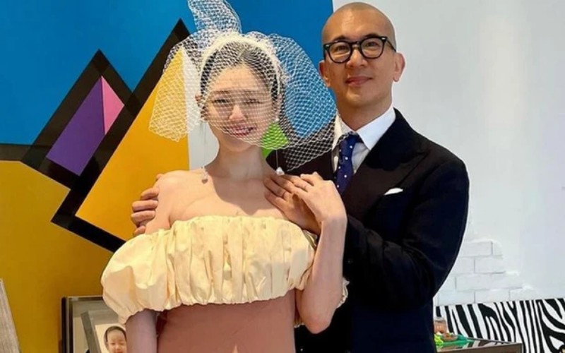 Truyền thông Hàn Quốc vừa đưa tin Từ Hy Viên (Đại S) và DJ Koo vừa chào đón cặp sinh đôi tại xứ sở kim chi. Được biết, mẹ của nam DJ đã bật khóc trong vui sướng sau khi hay tin con dâu sinh đôi.
