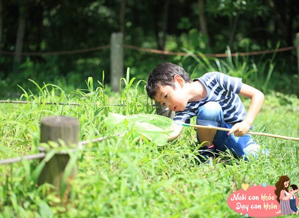 Nếu bố mẹ nhận thấy trẻ tiếp tục đặt câu hỏi về nhưng chủ đề này, đây là dấu hiệu trẻ đang vận dụng trí thông minh.