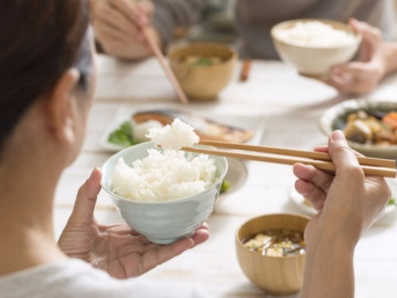 Chỉ ăn cơm vợ nấu nhưng liên tục ốm yếu, chồng chết lặng khi biết thứ vợ cho mình ăn