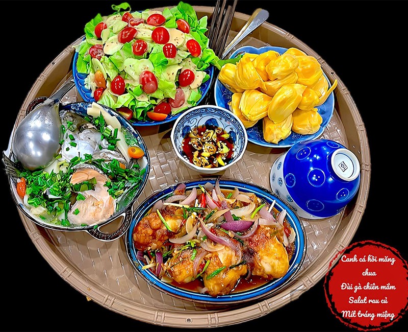 Cùng tham khảo thêm các mâm cơm đơn giản mà ngon của nhà Tú Bình. Mâm này gồm: Canh cá hồi măng chua, đùi gà chiên mắm, salad rau củ.
