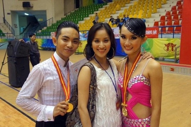 View - Ca Sĩ Mặt Nạ Mùa 2: Bạch Khổng Tước là ca sĩ ngoại về nước?