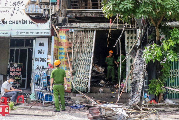 Cơ quan chức năng khám nghiệm hiện trường điều tra nguyên nhân vụ hỏa hoạn. Ảnh: Tuổi trẻ.