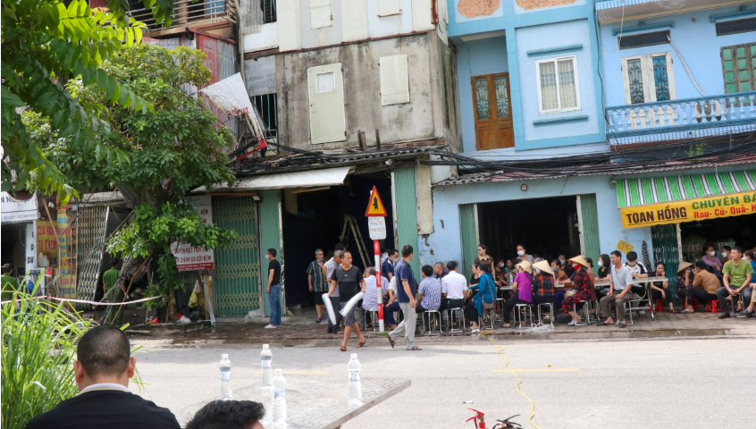 Gia đình lo hậu sự cho 2 nạn nhân. Ảnh: VOV.