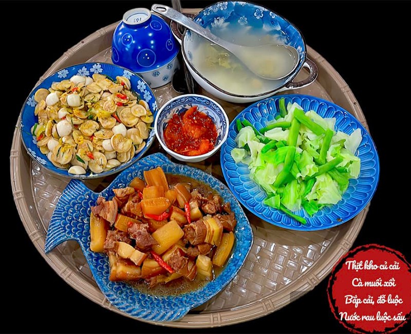 Thịt kho củ cải, rau luộc, cà muối xổi.
