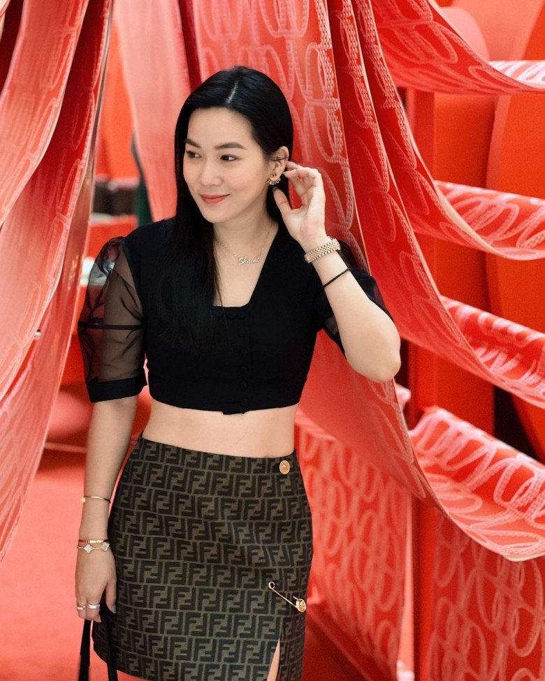 Vòng eo săn chắc sau 3 lần sinh của hot mom.