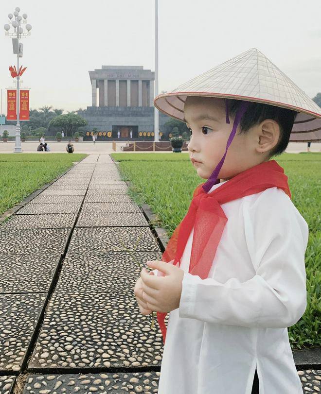 Bé gái đội nón lá chụp ảnh ở Lăng Bác kỉ niệm Quốc Khánh 2/9, du khách Tây ai cũng thích thú vì quá đáng yêu - 7