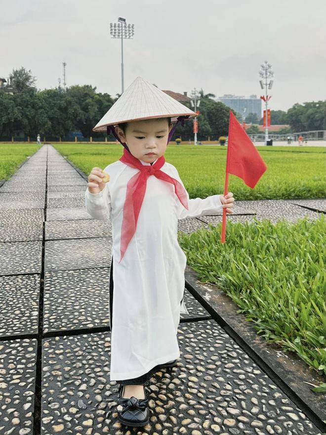 Bé gái đội nón lá chụp ảnh ở Lăng Bác kỉ niệm Quốc Khánh 2/9, du khách Tây ai cũng thích thú vì quá đáng yêu - 8