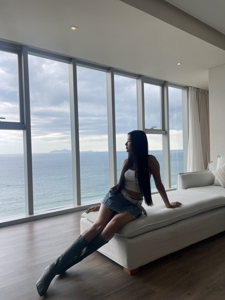 View - Cô gái cao 1m79 gội đầu ở Chạ Tiên có đôi chân lệch 2cm vẫn khiến bao người mơ ước