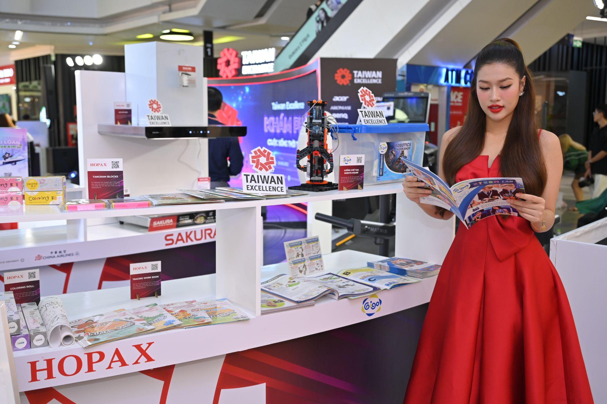 Hoa hậu Hòa bình Việt Nam 2022 - Đoàn Thiên Ân đang trải nghiệm tại quầy trưng bày sản phẩm của 2 thương hiệu Gigo và Hopax