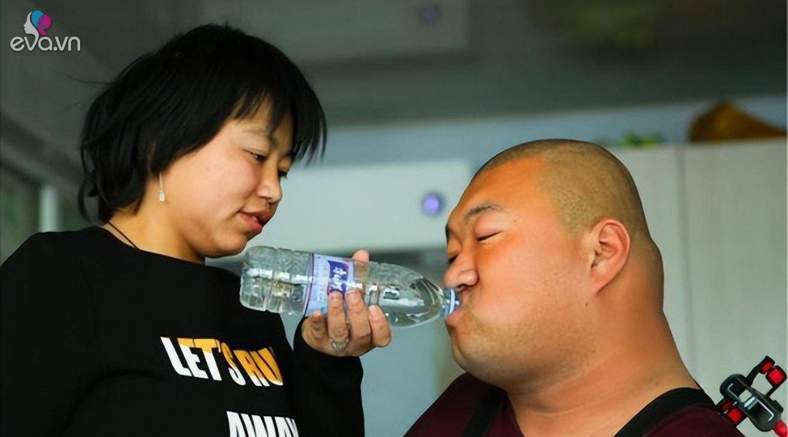 View - Giấu bố mẹ kết hôn với chàng trai không chân không tay, hai vợ chồng bật khóc ngày con chào đời