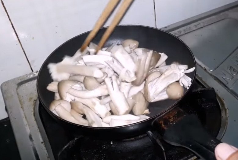 View - Lộc trời mọc tua tủa sau mưa, chỉ hái được vào ban đêm, 1 triệu/kg vẫn hết sạch, nấu món hao cơm