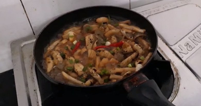 View - Lộc trời mọc tua tủa sau mưa, chỉ hái được vào ban đêm, 1 triệu/kg vẫn hết sạch, nấu món hao cơm