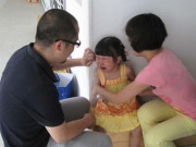 Làm mẹ - Con gái đi nhà trẻ về liên tục kêu đau, nhìn thấy thứ rơi ra từ trên đầu, mẹ vừa đi gặp cô giáo vừa khóc