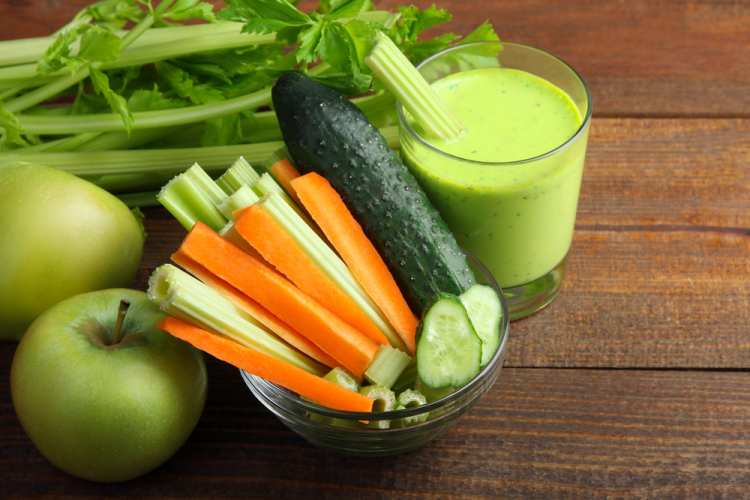 ​​​​​​Cà rốt chứa hàm lượng lớn chất xơ và các vitamin không chỉ hỗ trợ giảm cân mà còn giúp làn da hồng hào, trắng sáng hơn. Vì vậy, muốn giảm cân bằng nước ép dưa leo, bạn có thể kết hợp cùng với cà rốt nhé.