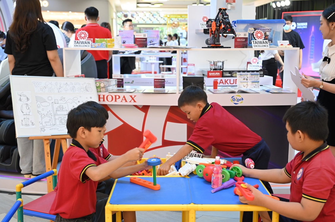 Khu vực trưng bày sảm phẩm của Gigo và Hopax luôn thu hút được đông đảo các khách mời nhí để tham gia trải nghiệm