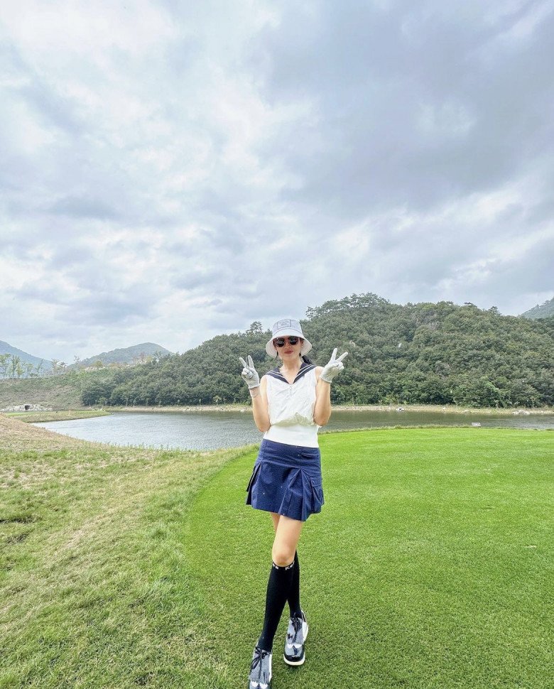 Son Ye Jin đi chơi golf luôn mang 2 món che chắn, nhưng vô tư diện hở đúng chỗ này - 5