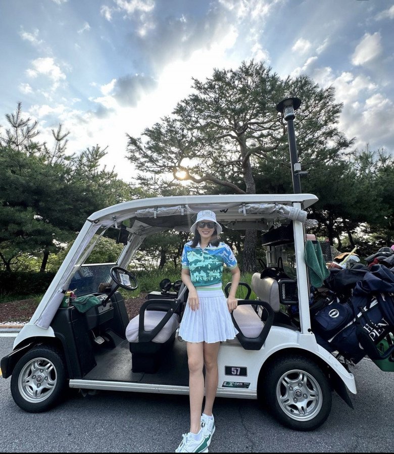 Son Ye Jin đi chơi golf luôn mang 2 món che chắn, nhưng vô tư diện hở đúng chỗ này - 10