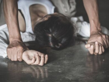 Ông chủ thường gọi vào phòng riêng để đánh giá công việc, nữ bảo vệ nhận cái kết bi kịch