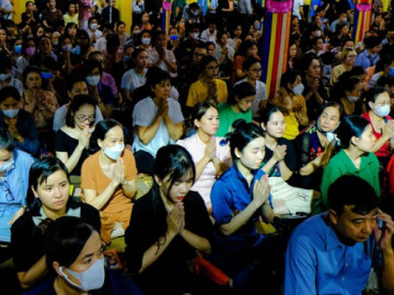Biển người tham dự lễ Vu Lan tại chùa Phúc Khánh