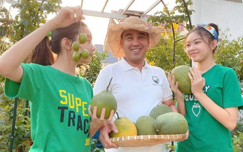 Trên trang cá nhân, vợ chồng nam diễn viên thường xuyên chia sẻ thành quả của mình sau những ngày làm "nông dân sân thượng". 
