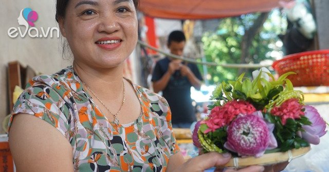 View - Người Hà Nội đặt mua đĩa hoa, gói hoa đẹp mê mẩn cúng ngày Rằm tháng 7, khi biết giá nhiều người khen rẻ