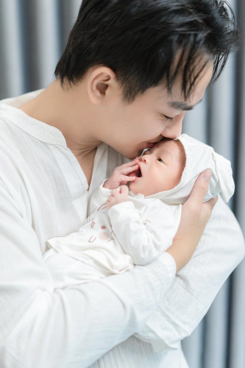 Bà xã Anh Tú khoe quà sinh nhật amp;#34;to đùngamp;#34; của chồng, nhan sắc mẹ bỉm mới sinh gây chú ý - 3