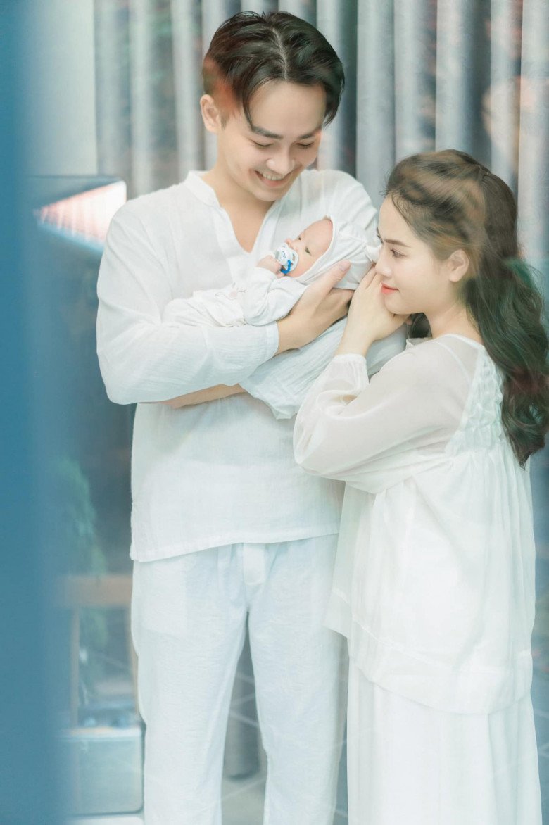 Bộ ảnh bên con yêu mới chào đời của vợ chồng Anh Tú gây chú ý.