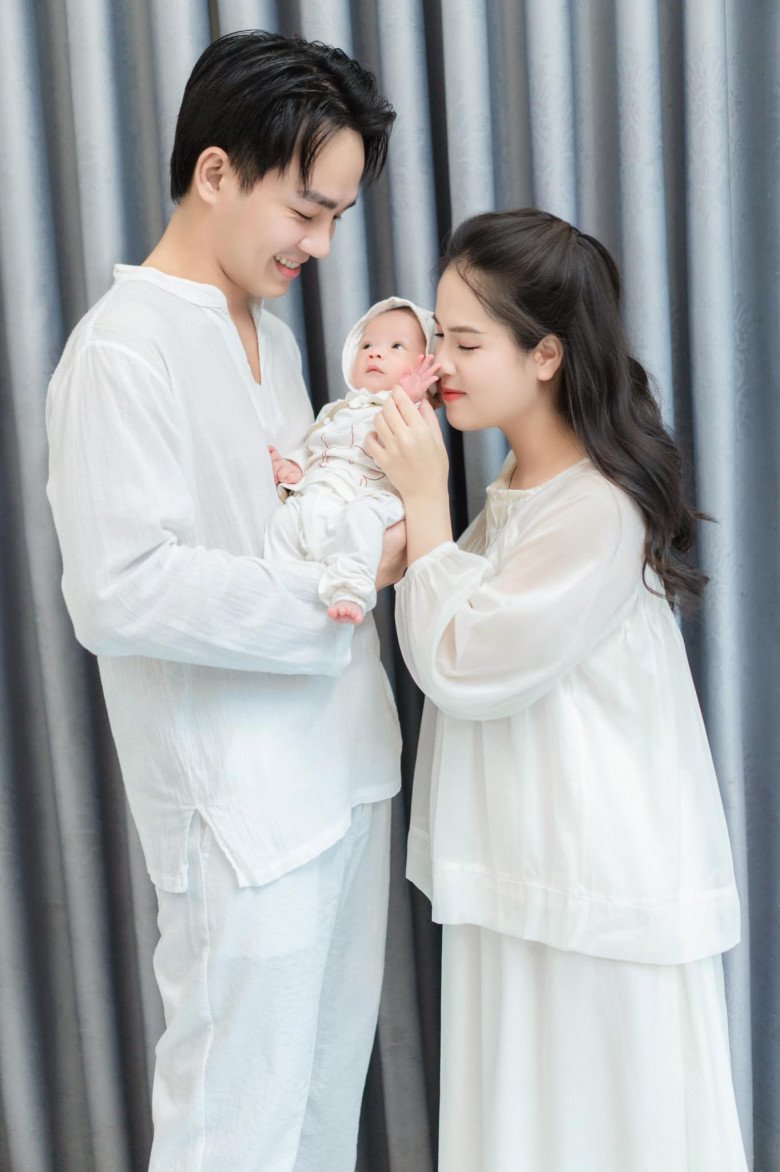 Nhan sắc và thần thái mẹ bỉm vẫn chẳng khác thời con gái. 