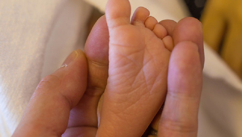 Tại một số bệnh viện, sau khi trẻ chào đời, các nhân viên Y tế sẽ tiến hành lấy dấu vân chân. Hành động này mang ý nghĩa tó lớn đối với gia đình và đứa trẻ. Tuy nhiên, nhiều phụ huynh thắc mắc vì sao lấy dấu vân chân thay vì dấu vân tay?

