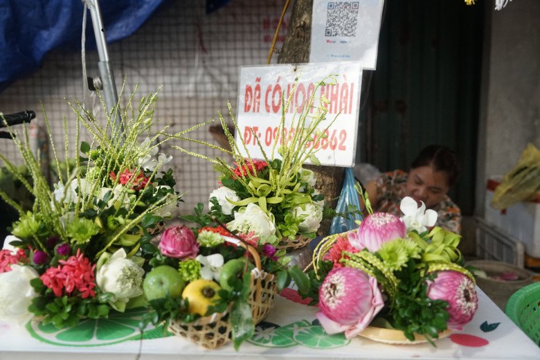 View - Người Hà Nội đặt mua đĩa hoa, gói hoa đẹp mê mẩn cúng ngày Rằm tháng 7, khi biết giá nhiều người khen rẻ
