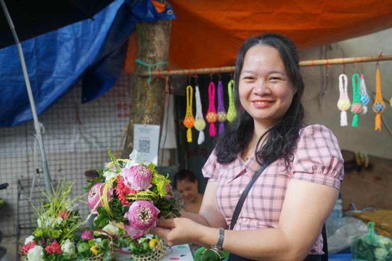 View - Người Hà Nội đặt mua đĩa hoa, gói hoa đẹp mê mẩn cúng ngày Rằm tháng 7, khi biết giá nhiều người khen rẻ