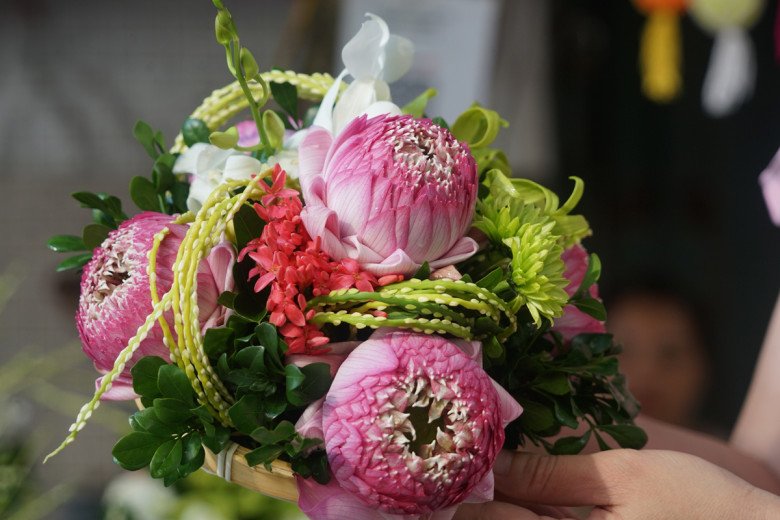 View - Người Hà Nội đặt mua đĩa hoa, gói hoa đẹp mê mẩn cúng ngày Rằm tháng 7, khi biết giá nhiều người khen rẻ