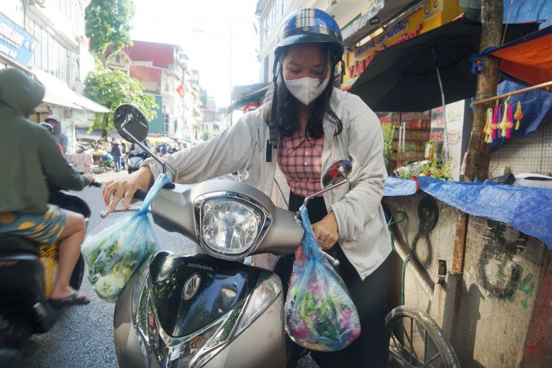 View - Người Hà Nội đặt mua đĩa hoa, gói hoa đẹp mê mẩn cúng ngày Rằm tháng 7, khi biết giá nhiều người khen rẻ