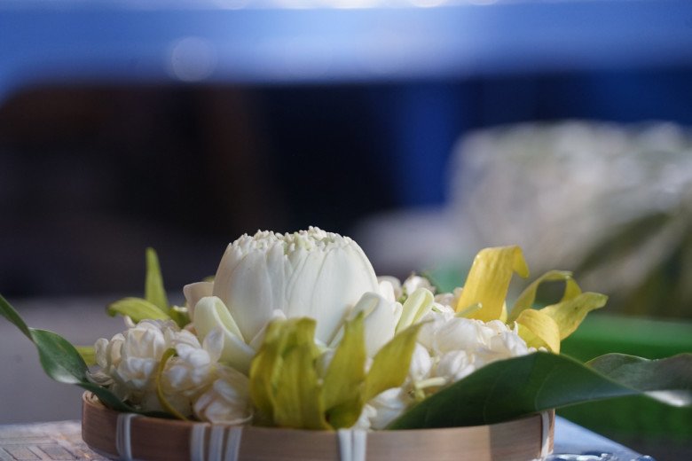 View - Người Hà Nội đặt mua đĩa hoa, gói hoa đẹp mê mẩn cúng ngày Rằm tháng 7, khi biết giá nhiều người khen rẻ