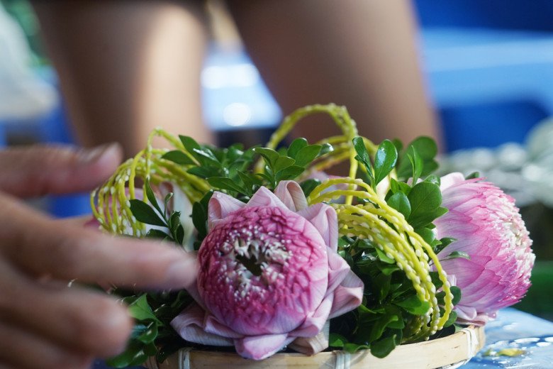 View - Người Hà Nội đặt mua đĩa hoa, gói hoa đẹp mê mẩn cúng ngày Rằm tháng 7, khi biết giá nhiều người khen rẻ