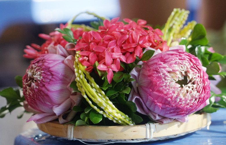 View - Người Hà Nội đặt mua đĩa hoa, gói hoa đẹp mê mẩn cúng ngày Rằm tháng 7, khi biết giá nhiều người khen rẻ