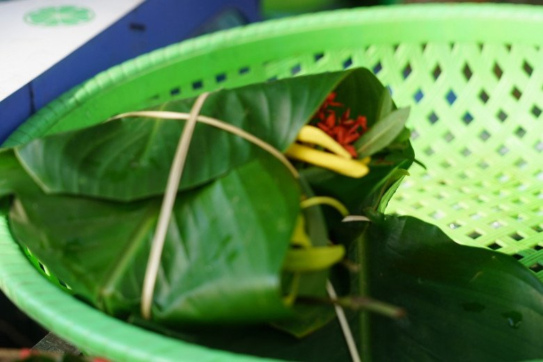 View - Người Hà Nội đặt mua đĩa hoa, gói hoa đẹp mê mẩn cúng ngày Rằm tháng 7, khi biết giá nhiều người khen rẻ