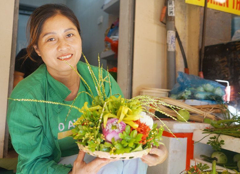 View - Người Hà Nội đặt mua đĩa hoa, gói hoa đẹp mê mẩn cúng ngày Rằm tháng 7, khi biết giá nhiều người khen rẻ
