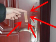 Nhà đẹp - Người thông minh thường dán băng urgo trên cửa, biết lý do tôi cũng học theo, không ngờ hiệu quả đến vậy