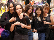 Giải trí - Sao Việt 24h: 2 con Hồng Nhung cao lớn không nhận ra, con trai tóc dài tung bay, ái nữ trổ vẻ đẹp lai Tây rõ nét