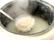 Làm mẹ - 3 năm mới đưa con về quê, bà nội nấu nồi cháo 6 người ăn sáng, trưa hâm lại ăn tiếp